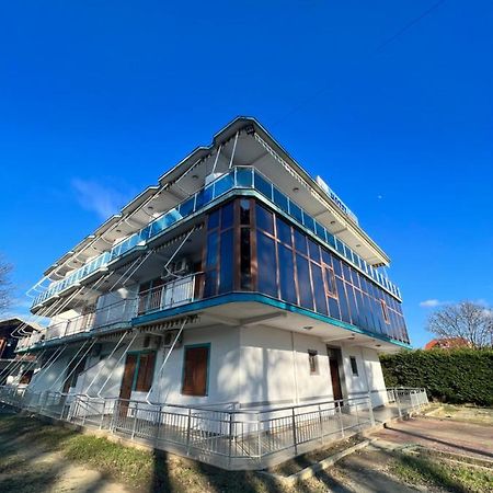 Kamberi Hotel & Apartments 2 Велипойе Экстерьер фото
